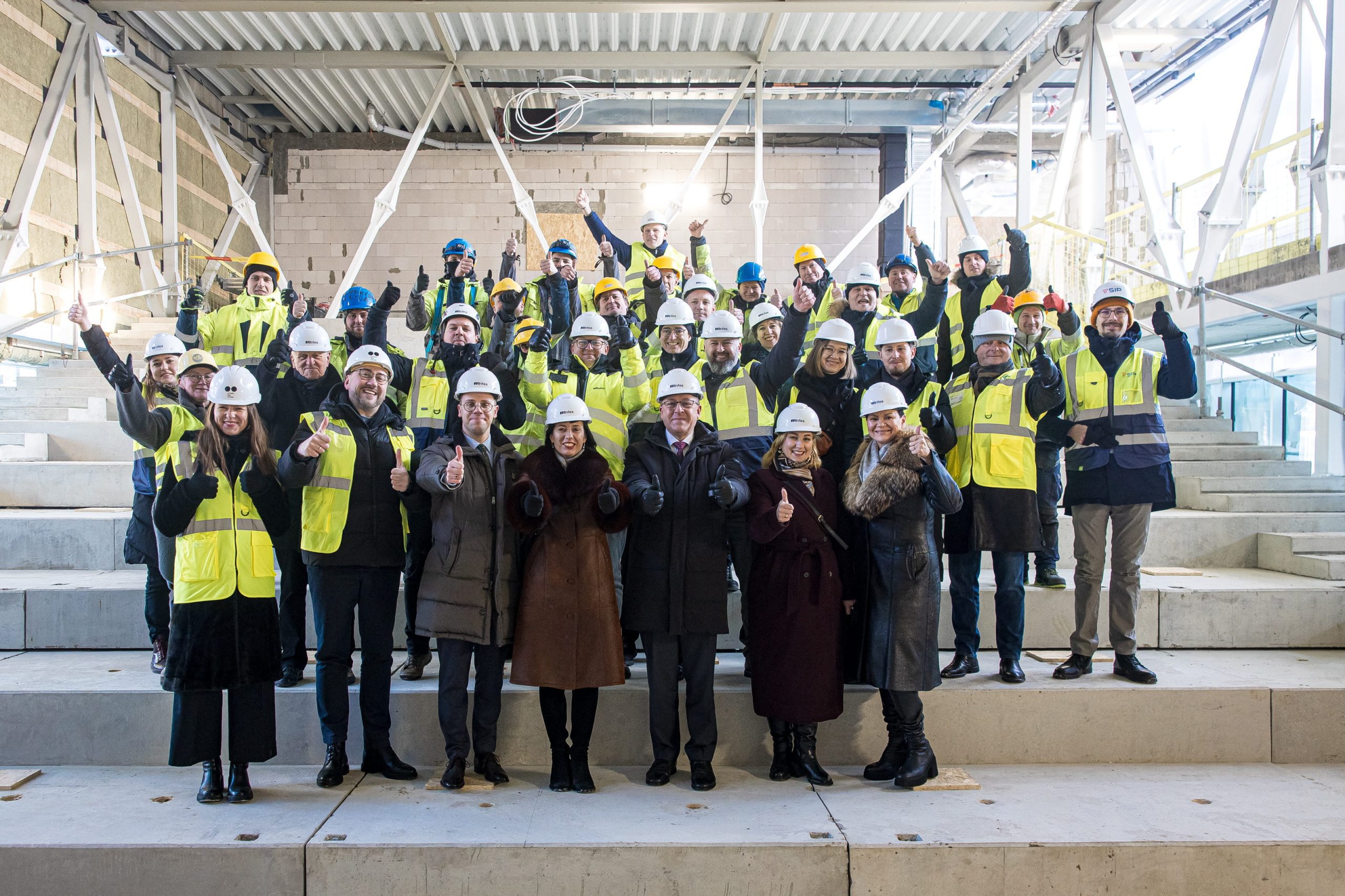 Palangos kino teatre „Naglis“ iškeltas vainikas